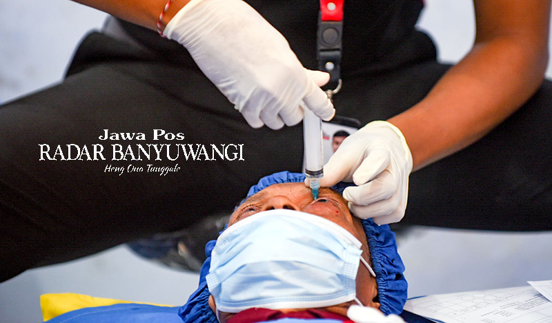 Petugas dan John Fawcett Foundation melakukan Operasi Katarak di PMI Banyuwangi, Rabu (21/6).