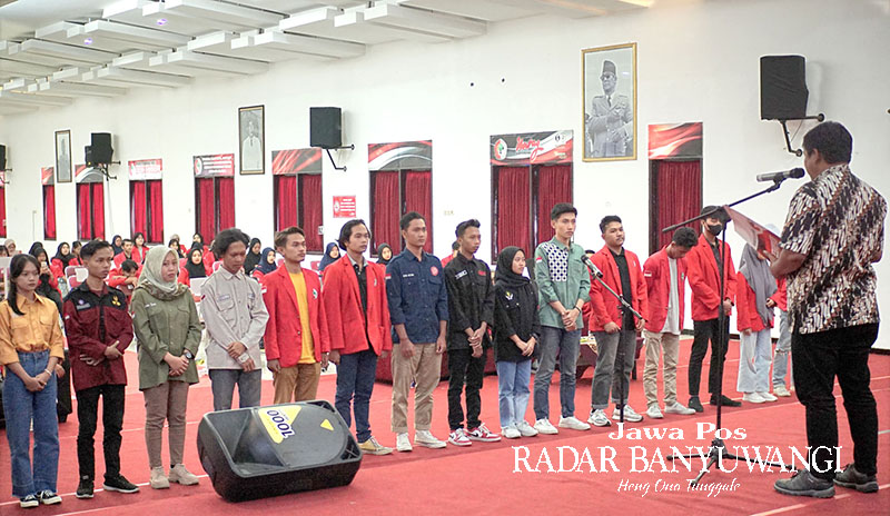 PELANTIKAN: Ketua dan perwakilan pengurus 17 UKM Periode 2023-2024 dilantik di Auditorium Untag, Selasa (20/6).