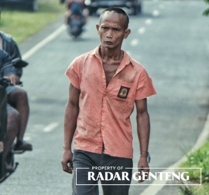 KELIARAN: Orang Dengan Gangguan Jiwa (ODGJ) berkeliaran di jalanan sekitar Kecamatan Genteng, Rabu (21/6).