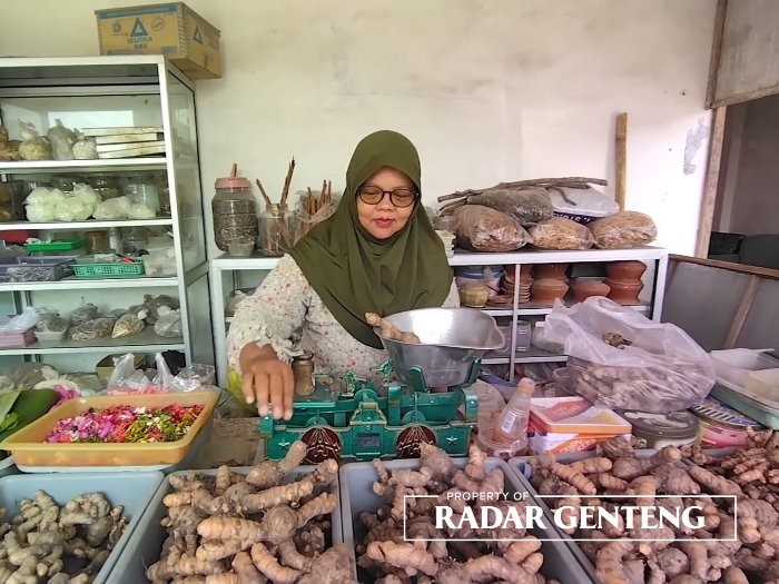 PENJUAL JAMU: Resmi Asih menunggu pembeli di toko jamunya Dusun Krajan, Desa/Kecamatan Purwoharjo Rabu (21/6).