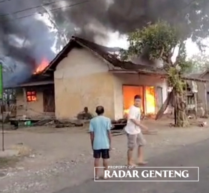 LUDES: Rumah dan bengkel motor milik Hendra Yulianto di Dusun Krajan, Desa Sukorejo, Kecamatan Bangorejo, Rabu (21/6) petang.