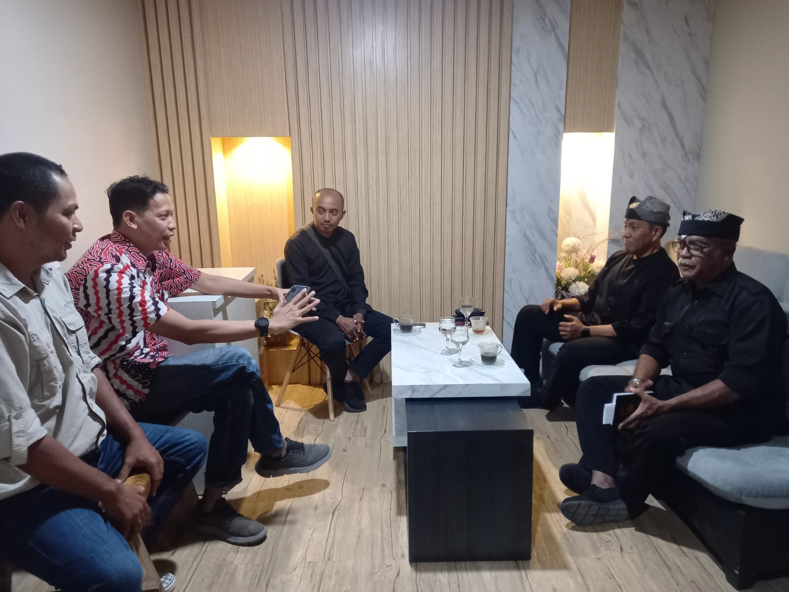 DISKUSI: Kepala Dispora Abdul Aziz Hamidi (pojok kanan) berbincang dengan General Manager JP-RaBa (batik pink) Bayu Saksono di Gedung Grha Pena Banyuwangi kemarin (22/6).
