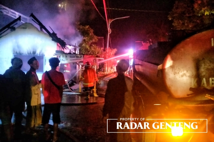 MEMBARA: Anggota pemadam kebakaran dari Mako Damkar Banyuwangi memadamkan api di bengkel milik Ali di Dusun Tamansuruh, Desa/Kecamatan Bangorejo pada Rabu (21/6) malam.