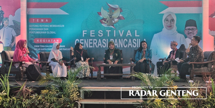 ADU KECAKAPAN: Lima siswa perwakilan dari kecamatannya diskusi kebangsaan dalam Festival Generasi Pancasila di SMPN 1 Siliragung, Kecamatan Siliragung, Kamis (22/6).
