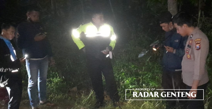 TKP: Anggota Polsek Kalibaru saat mengevakuasi jenazah Senima, 64, di Dusun Barurejo, Desa Kalibaru Manis, Kecamatan Kalibaru pada Rabu (21/6) malam.