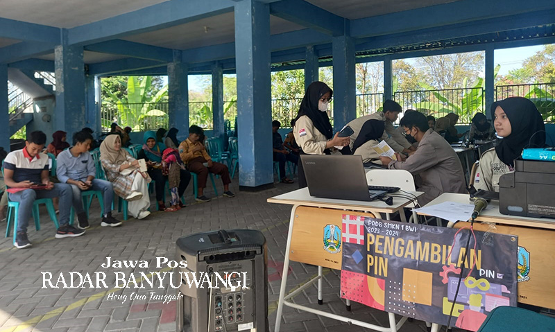 BERGANTIAN: Para siswa dan wali murid datang sejak pagi untuk melakukan daftar ulang PPDB jalur afirmasi dan mutasi orang tua di SMKN 1 Banyuwangi, Jumat (23/6).