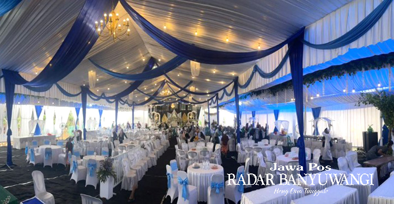 TIDAK POLOS: Atap tenda dihiasi dengan rumbai-rumbai dari kain yang berwarna senada dengan warna penutup tenda.