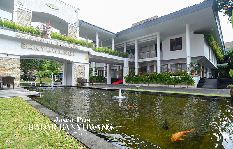 BUKAN KOMERSIAL: Kolam ikan di fasilitas umum kompleks kantor Pemkab Banyuwangi.