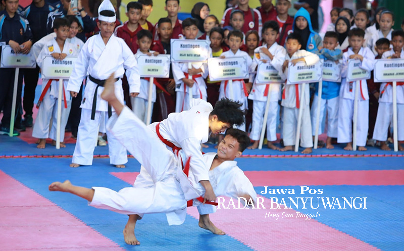 EVENT OLAHRAGA: Karateka asal berbagai provinsi bertanding dalam Kejurnas Karate yang digelar di GOR Tawang Alun Banyuwangi, Minggu (26/6).