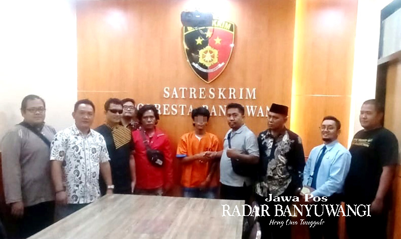 SEPAKAT: R (baju tahanan) saat berada di Mapolresta Banyuwangi, Minggu (25/6). Dia akhirnya dibebaskan dengan syarat harus menjalani rehabilitasi.