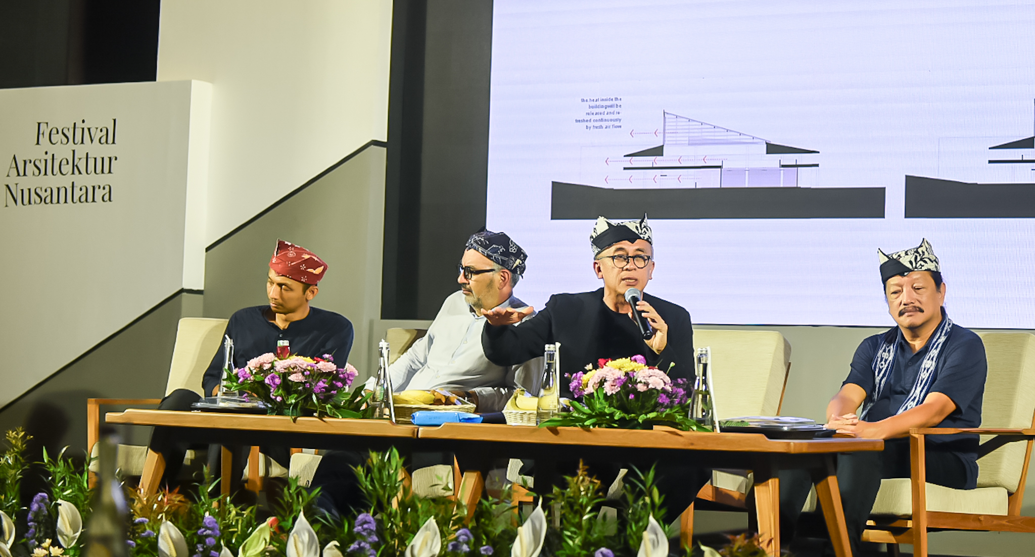 BERBAGI ILMU: Direktur Aga Khan Award, Farrokh Derakhsani (dua dari kiri) bersama arsitek Andra Matin (dua dari kanan) menjadi narasumber dalam acara konferensi arsitek di Gedung Juang 45 Banyuwangi