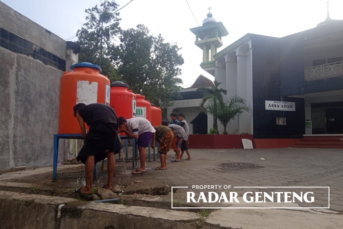ANTRE: Para santri Ponpes Darussalam, Desa Bumiharjo, Kecamatan Glenmore memanfaatkan bantuan air bersih dari PUDAM Banyuwnagi untuk wudu karena sumber air di pesantrennya mongering, Minggu (25/6)