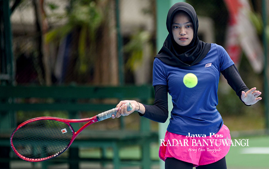 ATLET: Pemain tenis mengayunkan raket di lapangan Tennis Indoor GOR Tawangalun Banyuwangi.