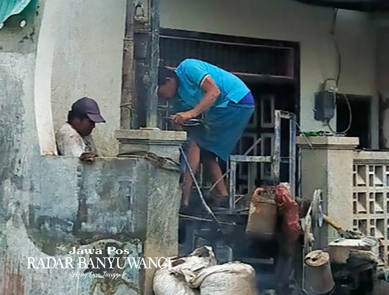 LAHAN SEMPIT: Pekerja membuat sumur bor di halaman depan rumah warga di Kecamatan Rogojampi, Banyuwangi.