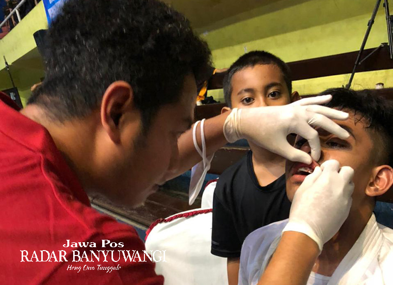 SIGAP: Tim medis RSIF memeriksa atlet cedera dalam Kejurnas Karate di GOR Tawang Alun Banyuwangi pekan lalu.