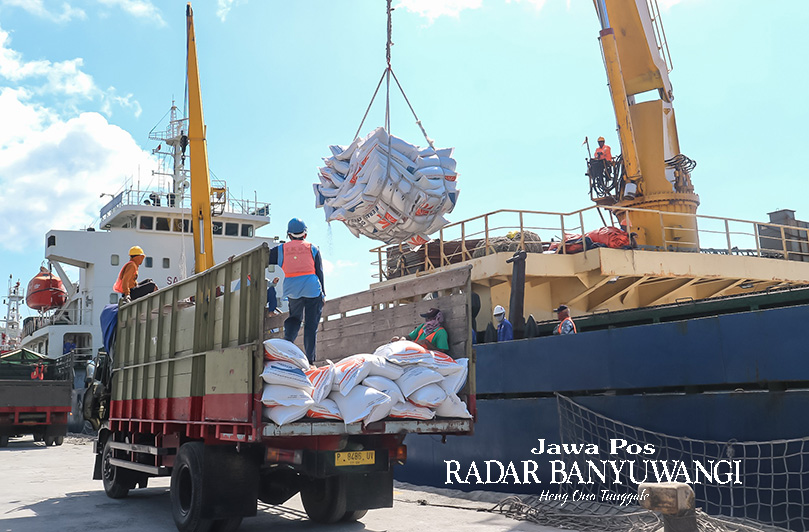 DARI THAILAND: Bulog Banyuwangi kembali kedatangan beras impor. Proses bongkar muat beras asal Negeri Gajah Putih tersebut masih berlangsung di Pelabuhan Tanjung Wangi, Selasa (27/6).
