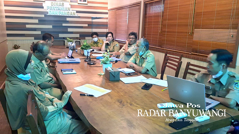 SIBUK: Tim Panitia Jagoan Tani 2023 melakukan rapat seleksi proposal di kantor Dinas Pertanian dan Pangan Banyuwangi, Selasa (27/6).