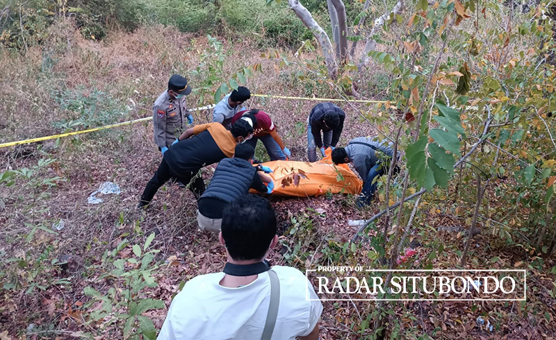 EVAKUASI JENAZAH: Tim Inafis Polres Situbondo mengevakuasi jenazah Mr X dari perkebunan Dusun Tampora, Kecamatan Banyuglugur, Selasa (27/6) sekitar pukul 16.20.