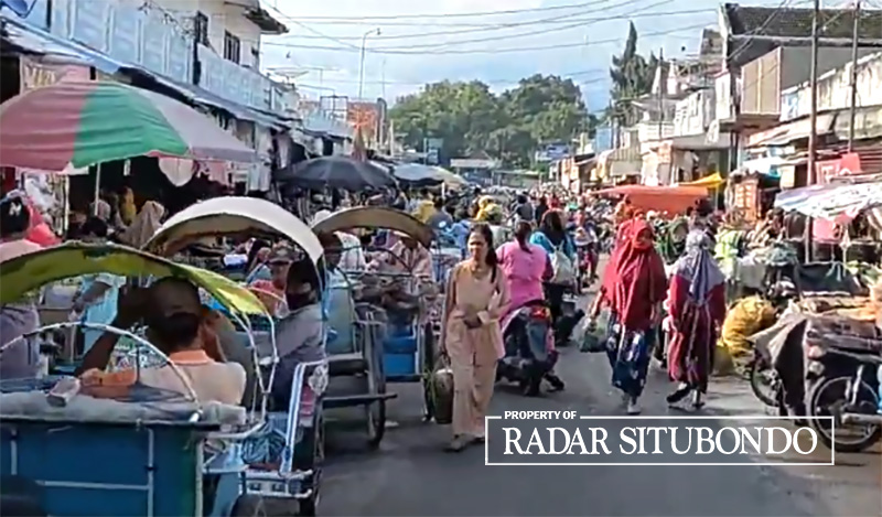 JALAN UMUM: Aktivitas pedagang maupun pembeli di Pasar Besuki ramai mengakibatkan area jalan umum macet, di Desa/Kecamatan Besuki, belum lama ini.