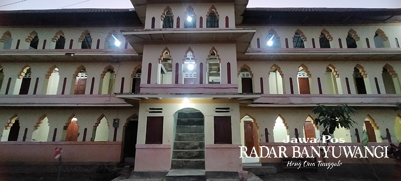 TETAP KOKOH: Gedung bangunan B3 Pondok Pesantren Nahdlatut Thullab, Desa Kepundungan, Kecamatan Srono ini dibangun sejak tahun 1953 tanpa konstruksi besi dan semen.