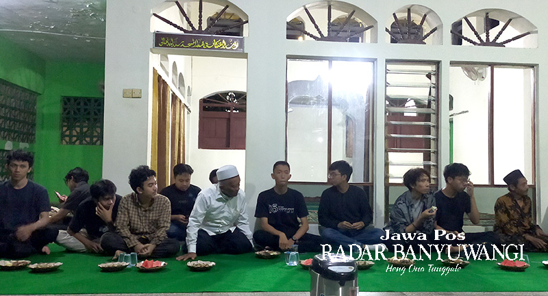 SIMAK CERITA: Peserta field trip Festival Arsitektur Nusantara (FAN) ditemui KH Ahmad Wafirudin selaku pengasuh pondok pesantren Nahdlatut Thullab Desa Kepundungan.