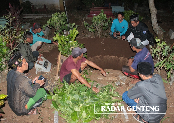 DISEMAYAMKAN: Petugas kamar jenazah RSUD Genteng mengubur jenazah bayi prematur yang ditemukan warga di bawah pohon bambu Dusun Jalen 1, Desa Setail, Kecamatan Genteng di TPU Dusun Resomulyo, Desa Gen