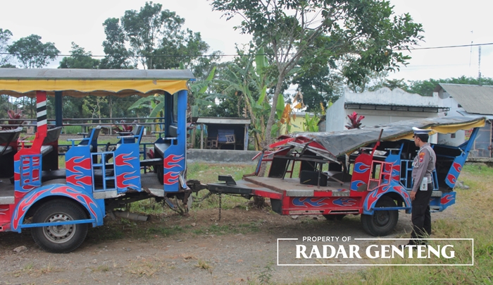 RINGSEK: Mobil Izusu Panther dengan nomor polisi DK 1852 FE yang dimodifikasi menjadi Kereta Kelinci diamankan di Polsek Kalibaru, Selasa (27/6).