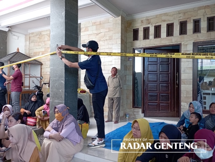 PASANG POLICE LINE: Polisi memasang garis polisi di rumah pasutri Prico Dwi Prama Dana Putra dan Ida Dwi Damayanti di Dusun Sidodadi, Desa Karetan, Kecamatan Purwoharjo, Selasa (27/6).