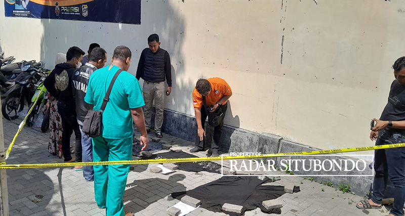 PASTIKAN BARANG BUKTI: Tim Inafis Polres Situbondo menunjukkan pakaian almarhum Awaluddin Romadoni kepada ibu kandung dan saudaranya di halaman belakang Mapolres Situbondo, Rabu (28/6).