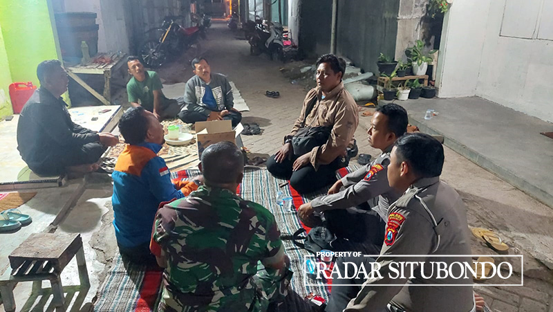 KAJI CEPAT: Anggota BPBD Situbondo dan TNI-Polri mengunjungi rumah Hairullah, 33, warga Desa Pesisir, Kecamatan Besuki, Minggu malam (25/6) sekitar pukul 22.30.