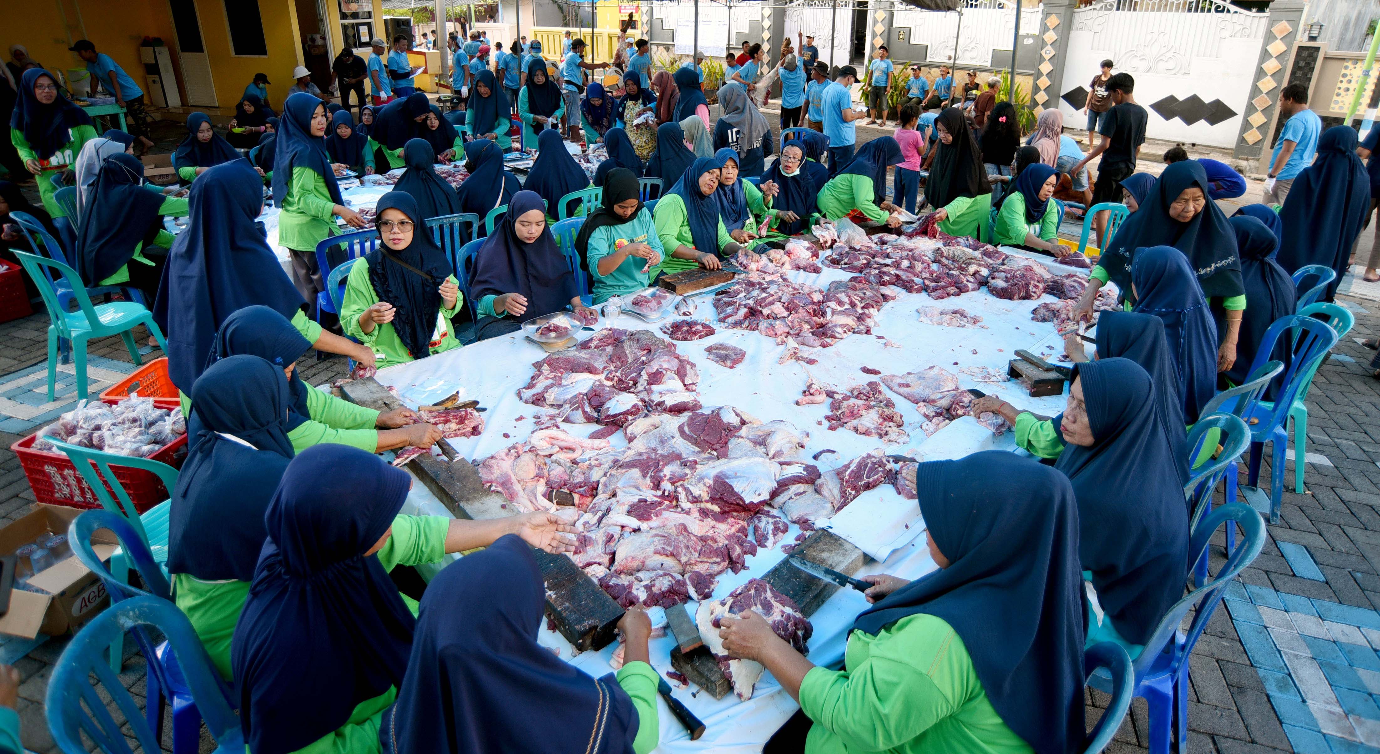 KOMPAK: Ibu-ibu yang tergabung dalam panitia kurban Masjid Al Furqon, Lingkungan Baluk, Kelurahan Kebalanen memotong daging untuk dibagikan kepada yang berhak menerima