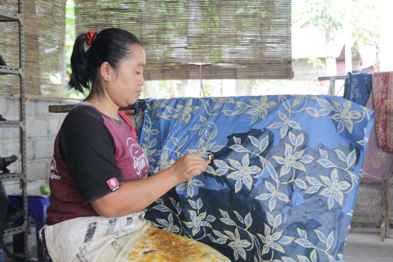 CANTING: Proses produksi batik di Desa Tampo, Kecamatan Cluring, masih menggunakan cara tradisional dan diminati masyarakat.