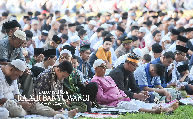 KHUSYUK: Warga Muhammadiyah melaksanakan salat Idul Adha di Taman Blambangan, Rabu (28/6). Ada 45 titik lokasi untuk salat Id kemarin yang tersebar di seluruh Banyuwangi.