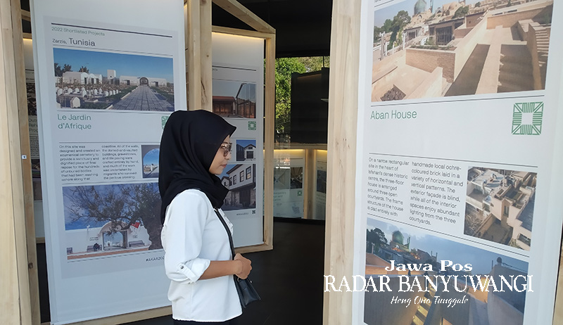 WAWASAN BARU: Pengunjung melihat pameran arsitektur di Gedung Juang Banyuwangi, Jumat (30/6).