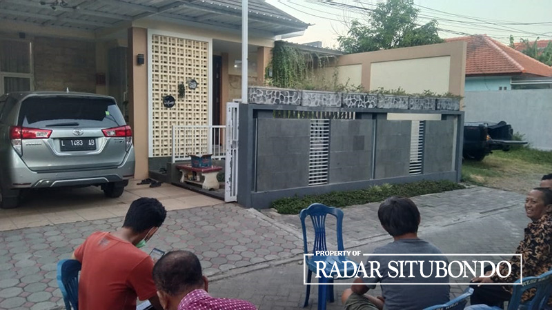 DISAMBANGI WARGA: Warga setempat berkumpul di halaman rumah Agung Wijiakongko, 45, warga Jalan Anggrek, Kelurahan Patokan, Kecamatan Kota/Situbondo, Senin (19/6).
