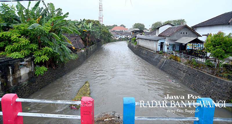 TAK SAMPAI MELUAP: Debit Sungai Kalilo di Lingkungan Kempon, Kelurahan Panderejo sempat naik akibat hujan selama dua hari, Minggu (2/7).