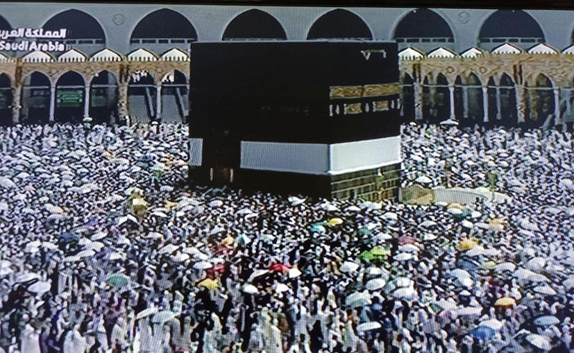 KELILING KAKBAH: Jemaah haji melaksanakan tawaf ifadah menggunakan payung. Dengan berbekal payung bisa terhindari dari panas matahari dan mencegah dehidrasi.
