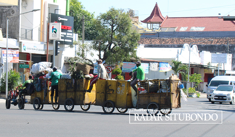 MODERN: Petugas kebersihan Pemkab Situbondo menggunakan kendaraan gandeng untuk mengangkut sampah di simpang empat Alun-Alun Situbondo, Kelurahan Dawuhan, Kecamatan Kota, Senin (3/7).