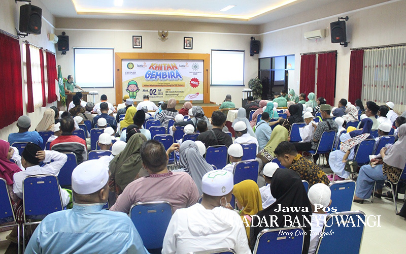 SOSIAL: Direktur RSIF Banyuwangi dr. Syamsul Ma&rsquo;arif menyampaikan sambutan dalam pembukaan Khitan Gembira di Aula RSIF Banyuwangi, Minggu (2/7).
