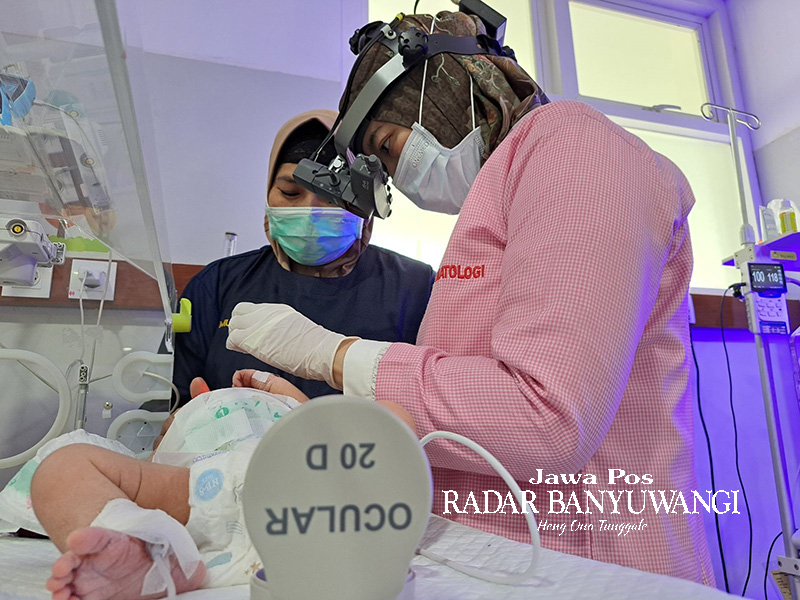 SEHAT: dr Siswi Hapsari, Sp.M memeriksa mata balita di Poli Anak RSUD Genteng.