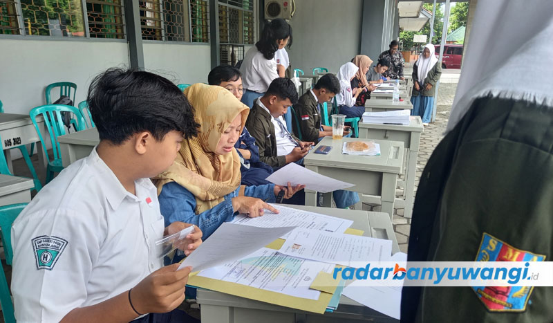 ANTUSIAS: Peserta PPDB yang lolos tahap 4 jalur zonasi melakukan daftar ulang Senin (3/7).