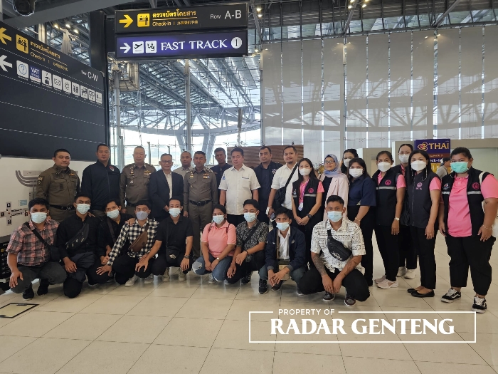 DIPULANGKAN: Zulfa Ramdhani (baju pink duduk) saat di Bandara Suvarnabhumi, Bangkok, Thailand, untuk kembali ke Indonesia, Senin (26/6).