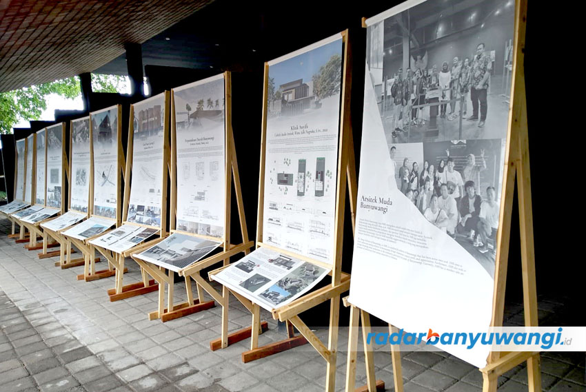HINDARI BASAH: Papan pameran mulai dipindahkan ke dalam Gedung Juang 45 agar terhindar dari air hujan.