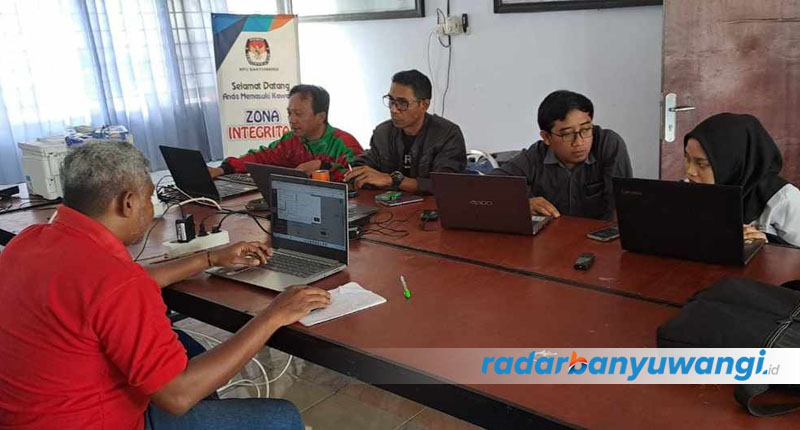 NIHIL TEMUAN: Andrianus Yansen Pale (dua dari kiri) melakukan pengawasan melekat selama proses perbaikan dokumen pendaftaran bacaleg di kantor KPU Banyuwangi, Rabu (5/7).
