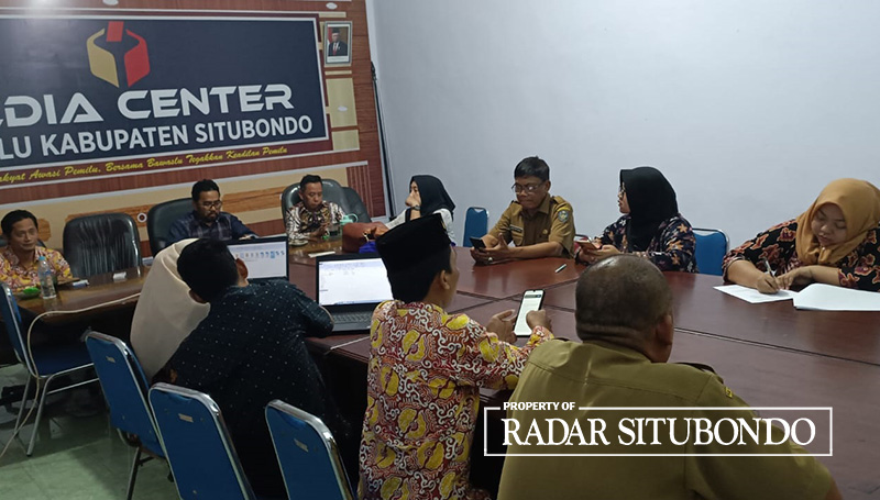 Susana ruang media center Bawaslu Kabupaten Situbondo.