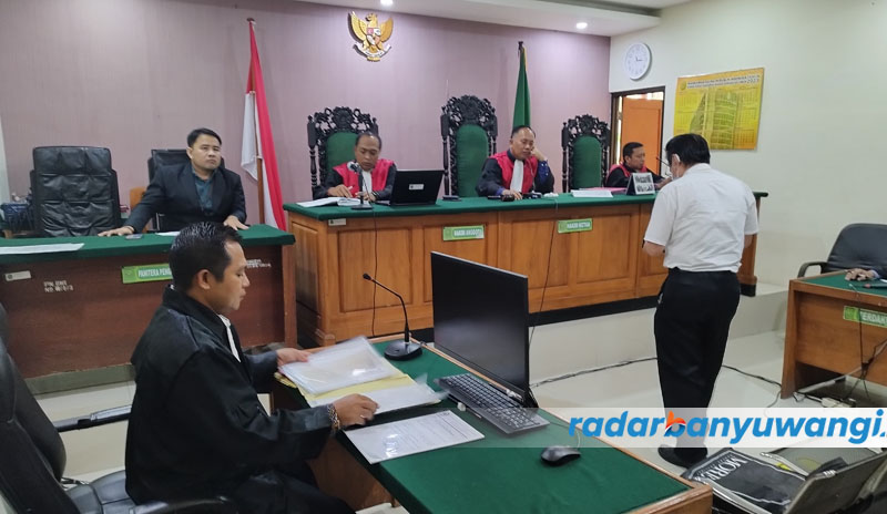 AJUKAN BUKTI BARU: Budi Hartadi (baju putih) hadir sebagai saksi dalam persidangan PK di Pengadilan Negeri Banyuwangi, Rabu (5/7).