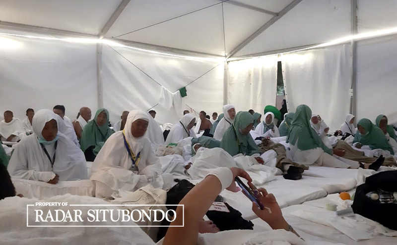 GUNAKAN BAJU IHRAM: Para jemaah haji sedang beristirahat di dalam tenda setelah melakukan lempar jumrah, belum lama ini.