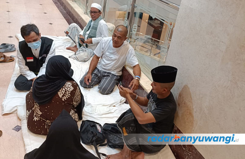 VISITASI: Tim medis memeriksa kesehatan jemaah haji lansia dan berisiko tinggi di hotel tempat menginap, Rabu  (5/7).