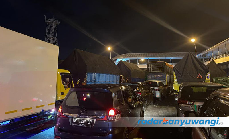 PENUH SESAK: Setelah antre selama lima jam, kendaraan bisa masuk di kapal yang sandar di Pelabuhan Gilimanuk, Jembrana, Bali.