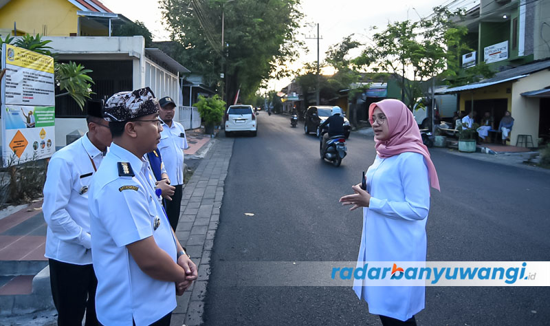 CEK PERBAIKAN JALAN: Bupati Ipuk didampingi meninjau perbaikan infrastruktur di Jalan MH Thamrin, Girim Banyuwangi, Rabu (5/7).